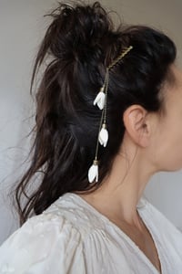 Image 3 of Bijou de tête "Perce-neige"