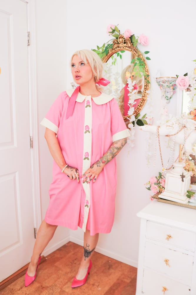 Image of Vintage 1960s Loungees Tulip Embroidered Housecoat (18-Large)