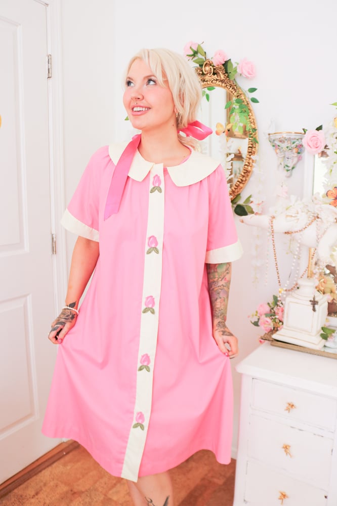 Image of Vintage 1960s Loungees Tulip Embroidered Housecoat (18-Large)