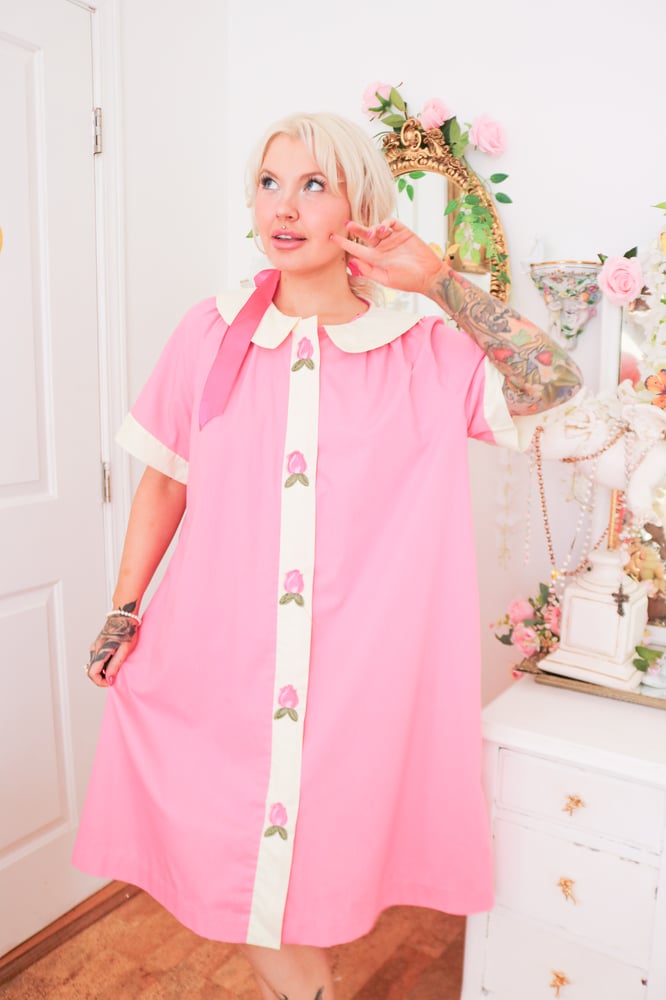 Image of Vintage 1960s Loungees Tulip Embroidered Housecoat (18-Large)