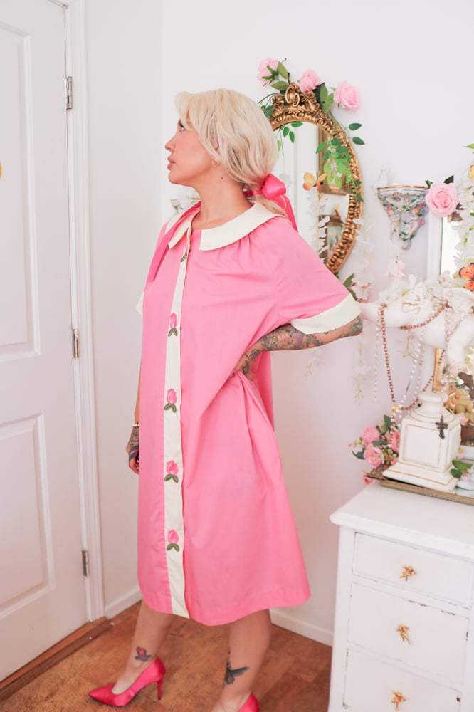 Image of Vintage 1960s Loungees Tulip Embroidered Housecoat (18-Large)