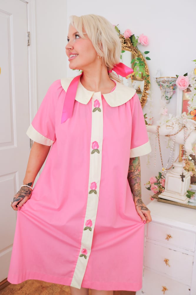 Image of Vintage 1960s Loungees Tulip Embroidered Housecoat (18-Large)