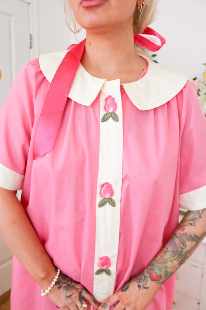 Image of Vintage 1960s Loungees Tulip Embroidered Housecoat (18-Large)