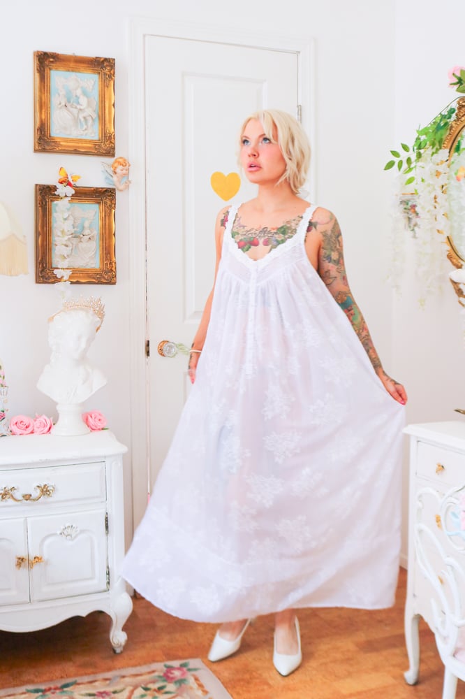 Image of Vanity Fair Cottage Rose Brocade Gown With Floral Applique (Large)