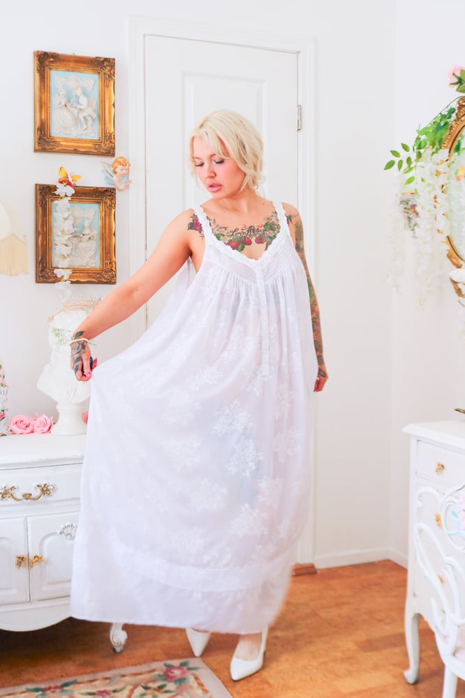 Image of Vanity Fair Cottage Rose Brocade Gown With Floral Applique (Large)