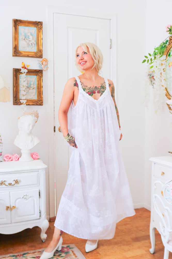 Image of Vanity Fair Cottage Rose Brocade Gown With Floral Applique (Large)