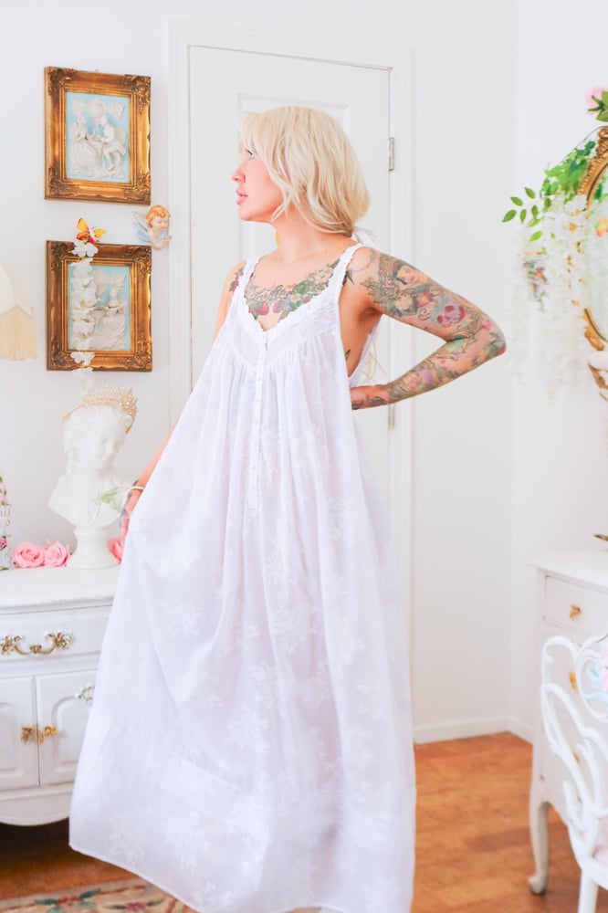 Image of Vanity Fair Cottage Rose Brocade Gown With Floral Applique (Large)