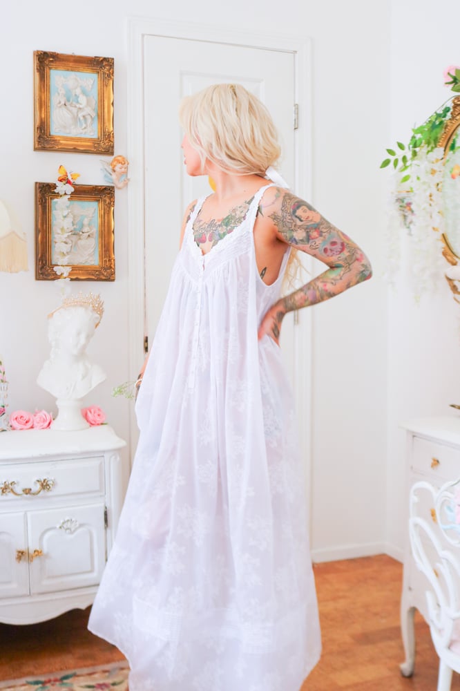 Image of Vanity Fair Cottage Rose Brocade Gown With Floral Applique (Large)