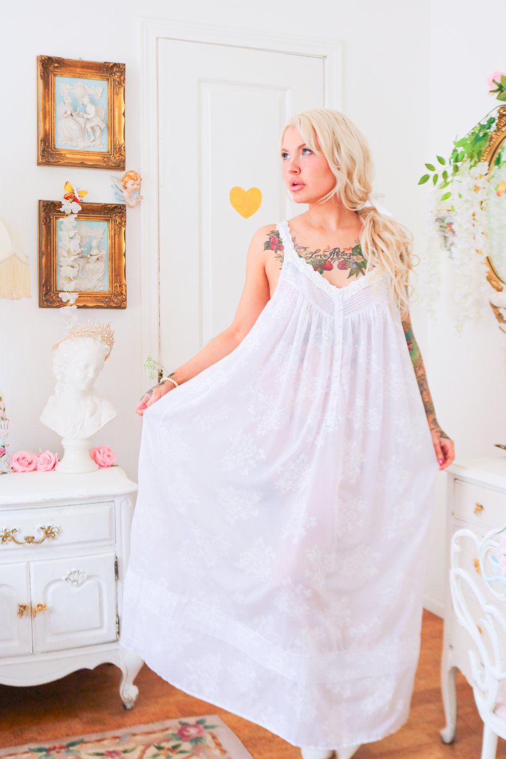 Vanity Fair Cottage Rose Brocade Gown With Floral Applique (Large)