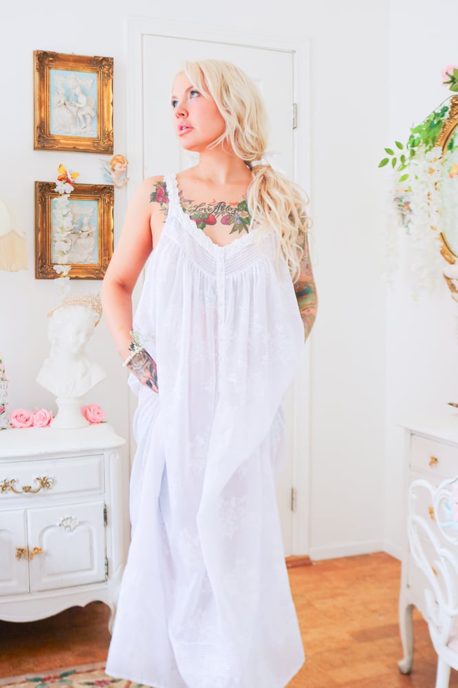 Image of Vanity Fair Cottage Rose Brocade Gown With Floral Applique (Large)