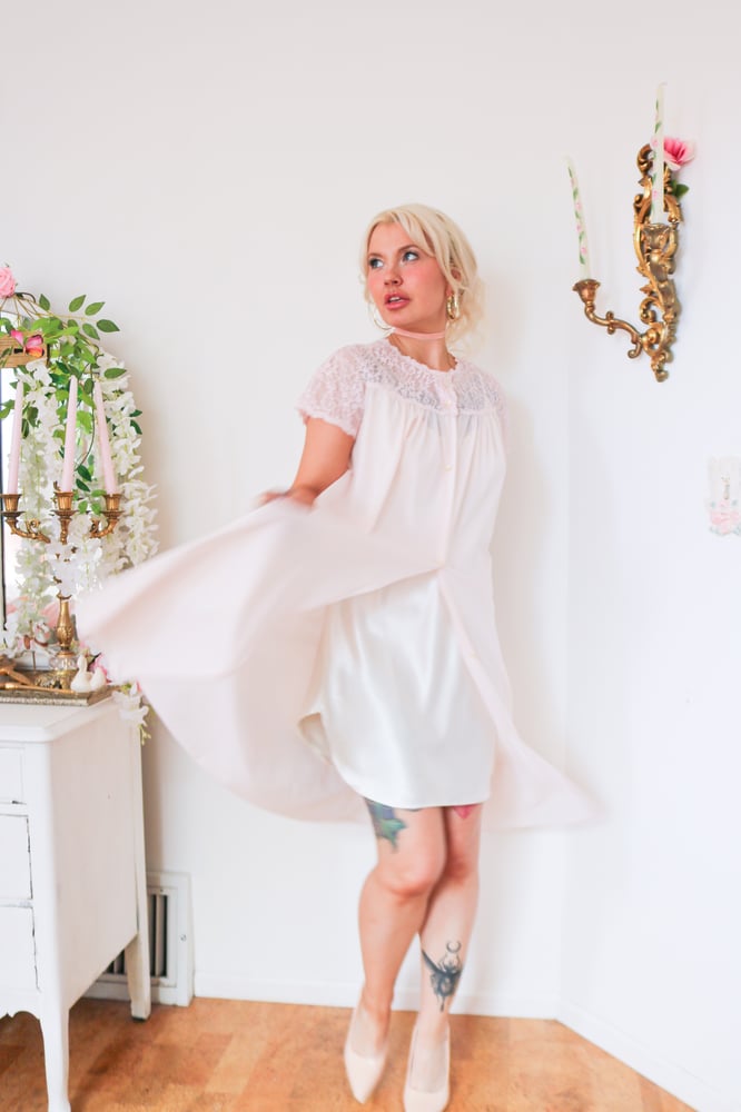 Image of Vintage 1970s Van Raalte Pastel Peachy Pink Button Up Robe (Small)