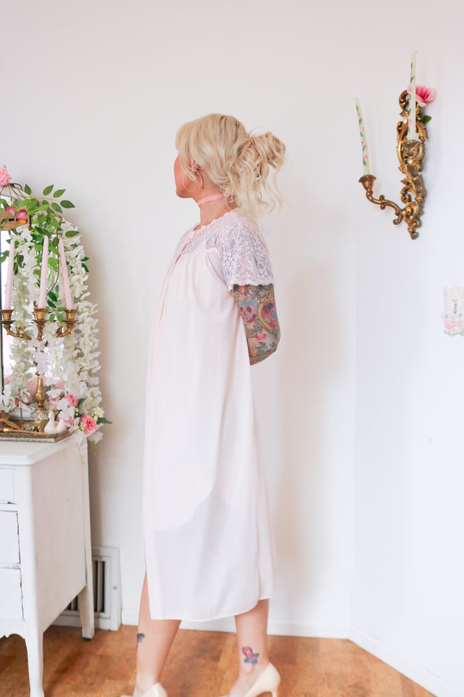 Image of Vintage 1970s Van Raalte Pastel Peachy Pink Button Up Robe (Small)