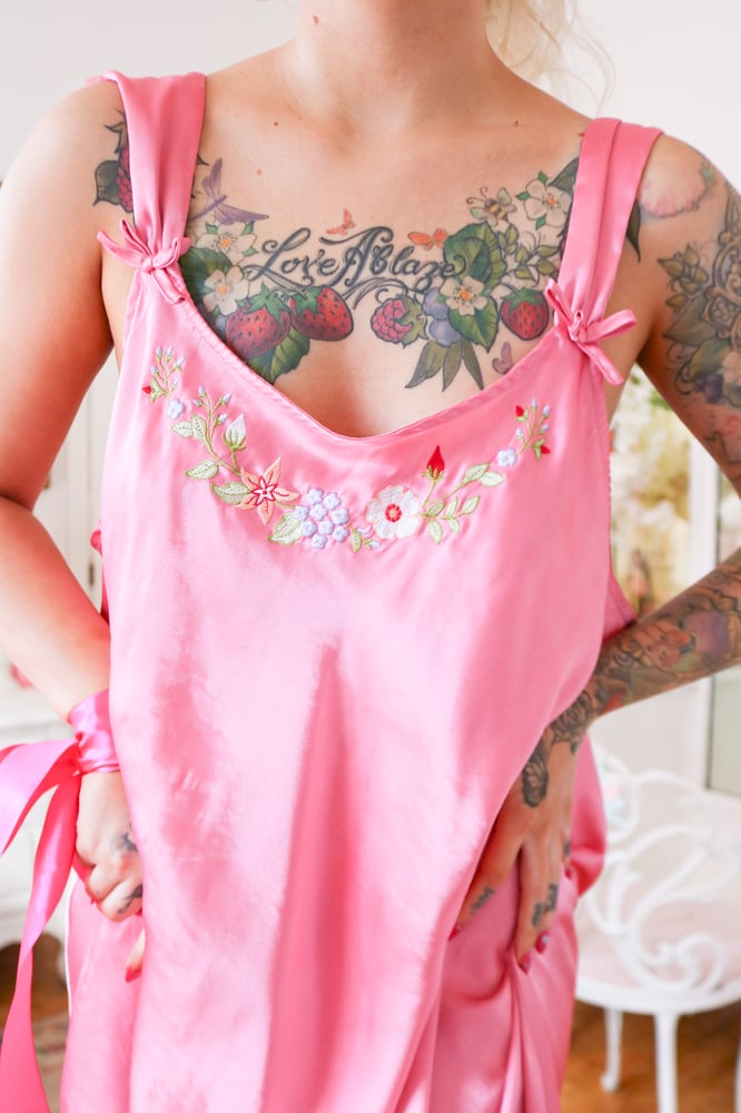 Image of Y2K Pinkk Nightgown With Floral Embroidery Details (2X)