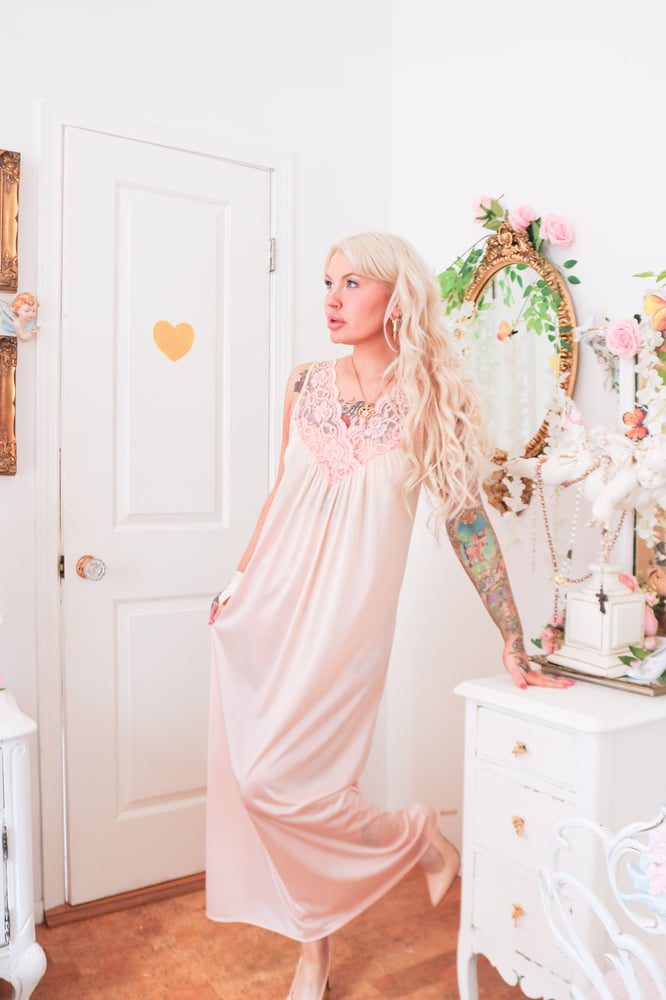 Image of Vintage 1980s Feather Bed Peachy Princess Nightgown with Thick Floral Lace (Large)