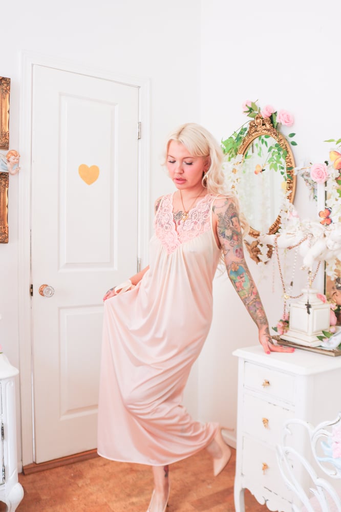 Image of Vintage 1980s Feather Bed Peachy Princess Nightgown with Thick Floral Lace (Large)
