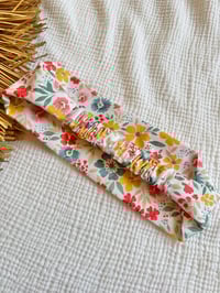 Image 4 of Bandeau adulte Margot Corail / Terracota / Fleuri paquerette