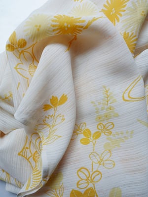 Image of Florlet silke kimono - hvid med orange blomster