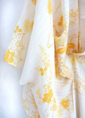 Image of Florlet silke kimono - hvid med orange blomster