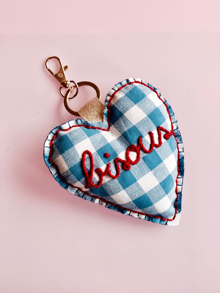 Image of Porte clé brodé - Bisous carreaux