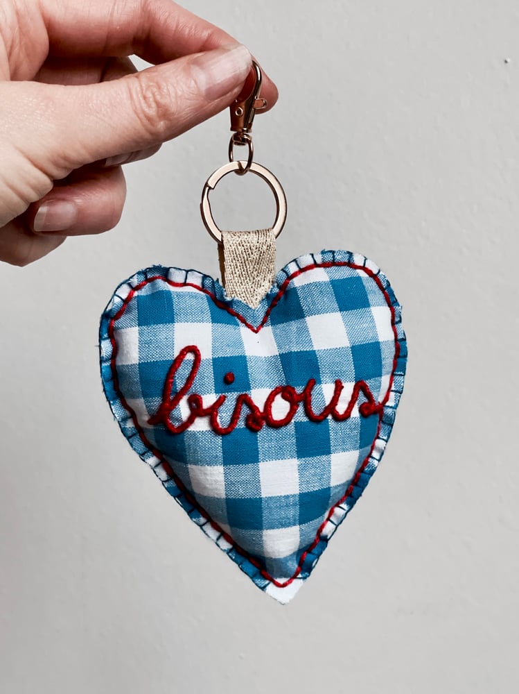 Image of Porte clé brodé - Bisous carreaux
