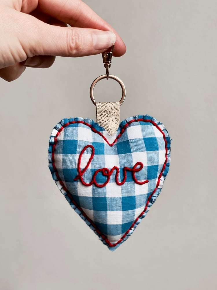 Image of Porte clé brodé - Love carreaux 
