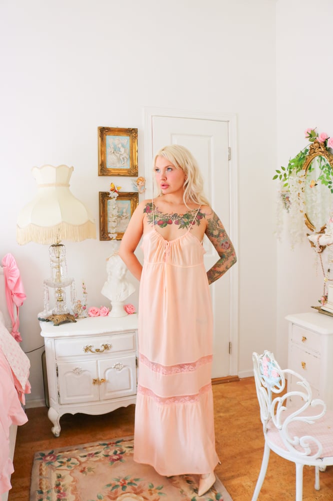 Image of Vintage Peachy Princess Floor Length Flowing Gown with Floral Lace (2X)