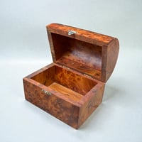 Image 1 of Boîte en bois de loupe de Thuya vintage – Coffret artisanal à couvercle 