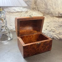Image 2 of Boîte en bois de loupe de Thuya vintage – Coffret artisanal à couvercle 