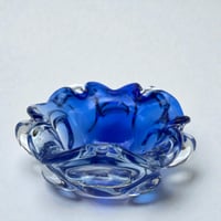 Image 7 of Grand vide-poche Sommerso en verre bleu & transparent - Murano Venise  Artisanat d'Art 1970