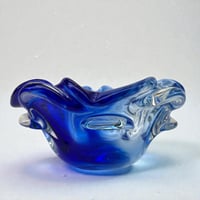 Image 9 of Grand vide-poche Sommerso en verre bleu & transparent - Murano Venise  Artisanat d'Art 1970