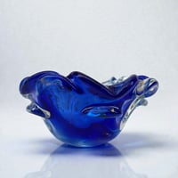 Image 5 of Grand vide-poche Sommerso en verre bleu & transparent - Murano Venise  Artisanat d'Art 1970
