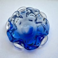 Image 3 of Grand vide-poche Sommerso en verre bleu & transparent - Murano Venise  Artisanat d'Art 1970