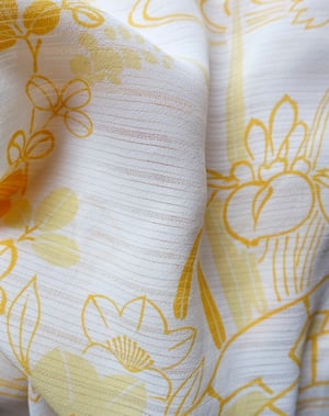 Image of Florlet silke kimono - hvid med orange blomster