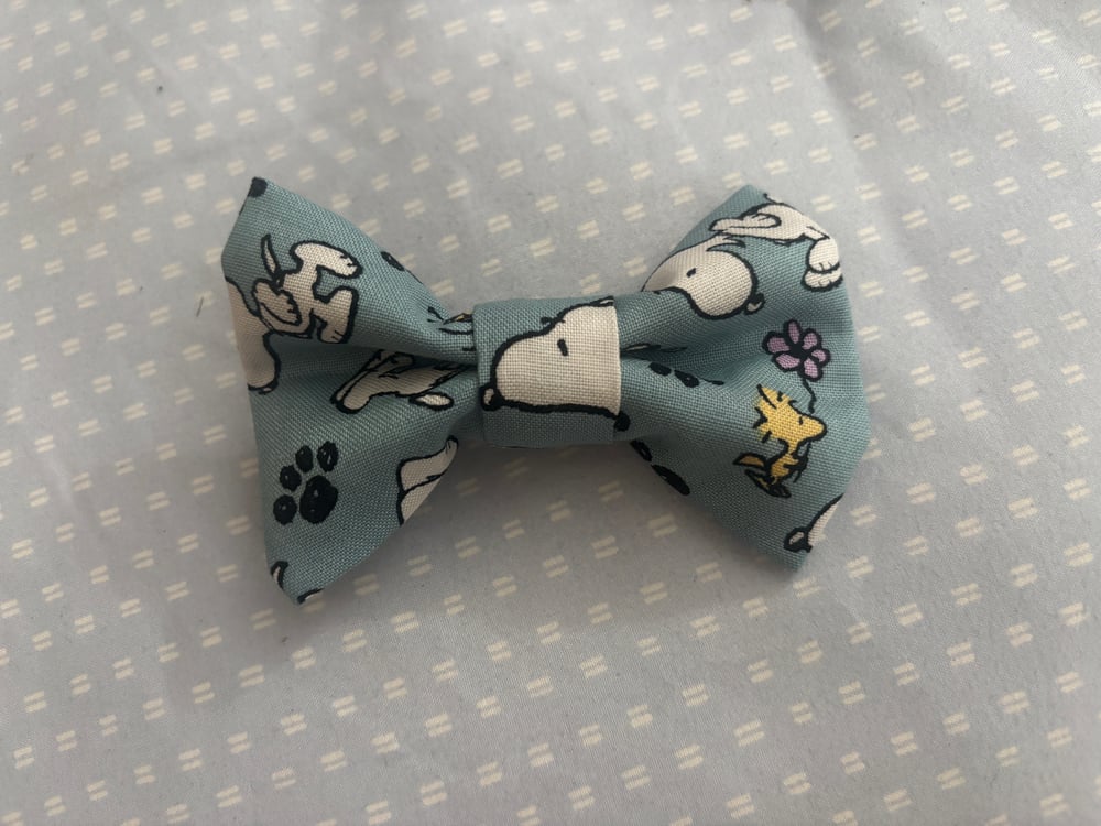 Image of Beagle and Bird Mini Bow