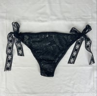 Image 1 of Culotte à liens en dentelle noire