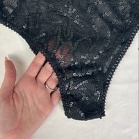 Image 2 of Culotte à liens en dentelle noire