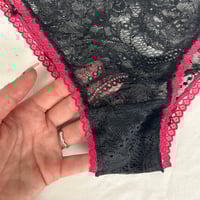 Image 4 of Culotte à liens framboise et noire