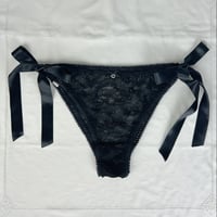 Image 1 of Culotte à liens en dentelle fine noire