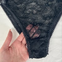 Image 3 of Culotte à liens en dentelle fine noire