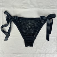 Image 4 of Culotte à liens en dentelle fine noire