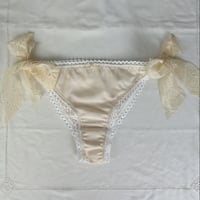 Image 1 of Culotte à liens en dentelle écru