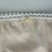 Image 2 of Culotte à liens en dentelle écru