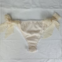 Image 4 of Culotte à liens en dentelle écru
