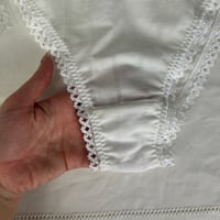 Image 5 of Culotte à liens en dentelle blanche