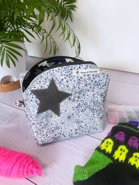 Image 2 of Trousse projet tricot artisanale – Pochette accessoires Rêve Etoilé