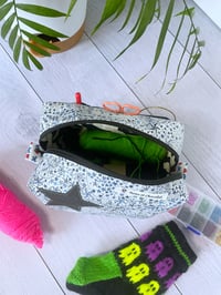 Image 3 of Trousse projet tricot artisanale – Pochette accessoires Rêve Etoilé