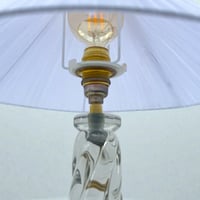 Image 7 of Lampe vintage pied cristal torsadé 1950 et abat-jour pagode en ruban d'organza blanc