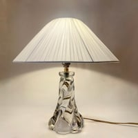 Image 1 of Lampe vintage pied cristal torsadé 1950 et abat-jour pagode en ruban d'organza blanc