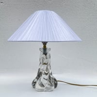 Image 2 of Lampe vintage pied cristal torsadé 1950 et abat-jour pagode en ruban d'organza blanc