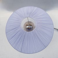 Image 9 of Lampe vintage pied cristal torsadé 1950 et abat-jour pagode en ruban d'organza blanc